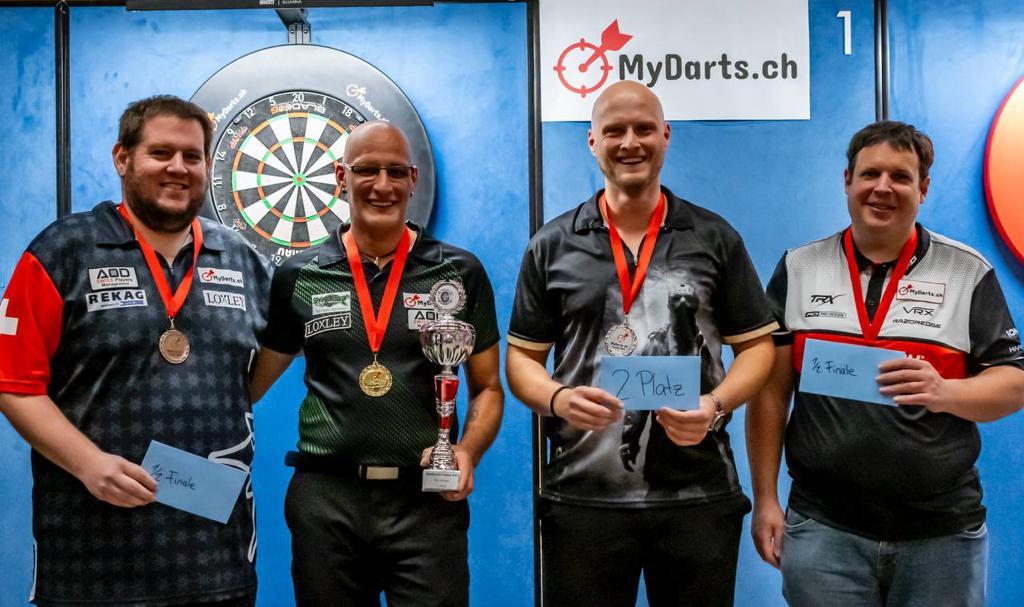 MyDarts Trophy 2023 - simple hommes (de gauche à droite): Stefan Bellmont (demi-finale); Marcel Walpen (vainqueur), Jason Mauersberger (finaliste) et Roger Baumann (demi-finale)